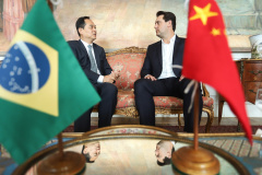 A China quer ser parceira do Paraná em obras de infraestrutura, com grande interesse no projeto do corredor bioceânico, que ligará os portos de Paranaguá, no Litoral do Estado, ao de Antofagasta, no Chile. O assunto foi tratado nesta quinta-feira (14) entre o governador Carlos Massa Ratinho Junior e o embaixador da República Popular da China, Yang Wanming, no Palácio Iguaçu. - . Curitiba,14/03/2019 Foto: Rodrigo Félix Leal/ANPr