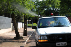 A 17ª Regional de Saúde também atua com 12 unidades de UBV que fazem o fumacê, pulverização de inseticida que mata os mosquitos. Já foram encerrados os sete ciclos necessários e os técnicos analisam a necessidade de outros dois. A aplicação acontece sempre que há solicitação do município ou indicação técnica.  -  Foto: Arquivo SESA