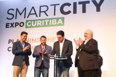 O governador Carlos Massa Ratinho Junior assinou nesta quinta-feira (21), durante o evento internacional Smart City Expo Curitiba, um projeto de lei propondo zerar a alíquota de IPVA de veículos elétricos, que hoje é de 3,5%. Ele também vai apresentar uma proposta de convênio ao Conselho Nacional de Política Fazendária (Confaz) para que o Estado também possa isentar o ICMS para a aquisição desses veículos.  -  Curitiba, 21/03/2019  -  Foto: Rodrigo Félix Leal/ANPr