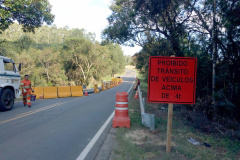 Tráfego na PR-340, entre Tibagi e Telêmaco Borba, foi liberado em meia pista na tarde desta terça-feira (25/3). Foto:DER
