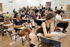 O Conselho de Ensino, Pesquisa e Extensão (CEPE) aprovou nesta quinta-feira (28) as datas do Vestibular 2020 da UEL que será realizado em 20 de outubro (1ª fase) e nos dias 1, 2 e 3 de dezembro (2ª fase), mantendo praticamente o mesmo cronograma do último ano, mas que não deverá coincidir com os grandes desafios dos vestibulandos que buscam oportunidades a partir das provas do Exame Nacional do Ensino Médio (ENEM) e em grandes instituições, como a Universidade Federal do Paraná (UFPR)