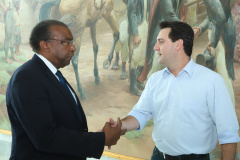 O governador Carlos Massa Ratinho Junior reuniu-se nesta segunda-feira (1º) com o presidente do Fundo Nacional de Desenvolvimento da Educação (FNDE), Carlos Alberto Decotelli. Na reunião, no Palácio Iguaçu, em Curitiba, eles acertaram que o Paraná desenvolverá novos projetos de educação nas áreas de ensino, infraestrutura, transporte, entre outros.  -  Curitiba, 01/04/2019  -  Foto: Rodrigo Félix Leal/ANPr