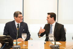 O governador Carlos Massa Ratinho Junior se reuniu nesta terça-feira (2) com o presidente do Banco Nacional do Desenvolvimento Econômico e Social (BNDES), Joaquim Levy, para buscar o apoio do banco a projetos desenvolvidos no Paraná. No encontro, no Rio de Janeiro, foram discutidos oportunidades de financiamentos para as áreas de infraestrutura, agronegócio, turismo e linhas de crédito para empreendedores.  -   Rio de Janeiro, 02/04/2019. Foto: Rodrigo Felix Leal/ANPr