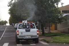 Além do fumacê, reuniões com moradores para orientações e mutirões de limpeza, as equipes da Secretaria estendem a busca em cisternas e fossas abandonadas. Foto: Arnaldo Alves/ANPr