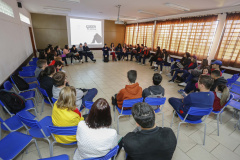 A professora de sociologia, Priscila Matos Drosoek, profere palestra sobre bullying no Colégio Estadual São Cristovão, em São José dos Pinhais.São José do Pinhais, 10-04-19.Foto: Arnaldo Alves / ANPr.