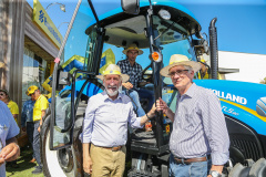 O vice governador Darci Piana faz a  entrega de tratores para agricultores familiares. Os equipamentos são do programa Trator Solidário, na Expolondrina nesta quinta-feira (11).  Londrina, 11/04/2019 -  Foto: Geraldo Bubniak/ANPr