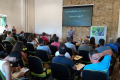 Representantes da comunidade pesqueira de Paranaguá e estudantes universitários participaram, nesta quinta-feira (11), do Seminário de Pesca promovido pelos Portos do Paraná. Com lotação completa no auditório do Museu de Arqueologia e Etnologia (MAE), o primeiro encontro para a devolutiva dos dados de quatro anos de monitoramento foi bastante produtivo. Foto: APPA