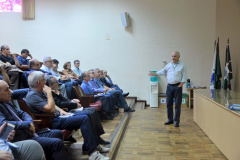  Secretaria de Estado da Agricultura e do Abastecimento apresentou a representantes de sindicatos e entidades do setor a proposta de fusão de suas empresas vinculadas. A reunião realizada nesta segunda-feira (22), em Curitiba, faz parte de uma série de encontros promovidos pela pasta para discutir a proposta de reestruturação e ouvir sugestões do setor. Na foto, o diretor-presidente da Emater, Natalino Avance de Souza. Foto:SEAB