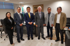 O vice-governador Darci Piana reuniu-se nesta terça-feira (30) com representantes do governo de Hyogo, província japonesa que tem acordo de irmandade com o Paraná, para discutir parcerias na área de infraestrutura, especialmente no setor de bioenergia. O encontro, no Palácio Iguaçu, também tratou do planejamento para a comemoração dos 50 anos de cooperação entre os dois estados, que será celebrada em 2020.Foto: Vive-governadoria