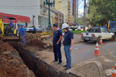 Sanepar substitui redes de água e de esgoto no centro de Pato Branco. Foto:Sanepar