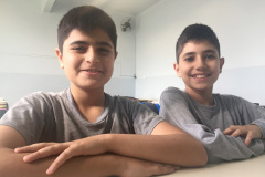 Em 2015, a família dos primos Eili Al Housh, 12 anos, e Daniel Al Saad, 11 anos, deixaram a cidade de Damasco, na Síria, fugindo da guerra civil, e vieram ao Brasil em busca de um recomeço. Eles escolheram o Paraná por recomendação de conterrâneos que vivem aqui. Hoje, já adaptados, reconhecem que o acolhimento com que foram recebidos no Colégio Estadual Júlia Wanderley foi fundamental para superar a barreira da comunicação.  Foto: Divulgação/SEED