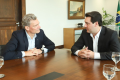 O governador Carlos Massa Ratinho Junior se reuniu nesta segunda-feira (13), no Palácio Iguaçu, com o presidente da Audi no Brasil, Johannes Roscheck. No encontro, eles conversaram sobre projetos que a montadora planeja para o Estado. A empresa alemã está instalada desde 1997 em São José dos Pinhais, na Região Metropolitana de Curitiba, na mesma planta da Volkswagen. Foto: Rodrigo Felix Leal/ANPr