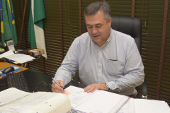 secretário da Saúde do Paraná, Beto Preto, assinou nesta terça-feira repasse mensal do recurso de custeio para o desenvolvimento de ações e serviços de saúde que beneficiarão 391 municípios.

 Foto: Antonio Américo/SESA
