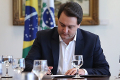 A Assembleia Legislativa do Paraná aprovou por unanimidade (44 votos), em sessão nesta quarta-feira (15), a Proposta de Emenda à Constituição (PEC) que põe fim à aposentadoria vitalícia de ex-governadores. A medida foi apresentada pelo governador Carlos Massa Ratinho Júnior no início do ano e pedia a revogação do parágrafo quinto do artigo 85 da Constituição do Paraná. Foto: José Fernando Ogura/ANPr
