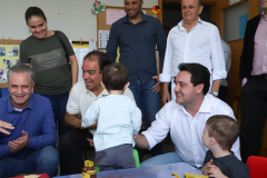 O governador Carlos Massa Ratinho Junior esteve nesta quinta-feira (17) na Apae de Maringá para conhecer as instalações e as atividades desenvolvidas no local. Acompanhado do secretário de Estado da Educação, Renato Feder, e do presidente da Federação das APAEs do do Paraná, Fernando Meneguetti, Ratinho Junior conheceu os projetos que atendem, mensalmente, 1.068 pessoas com deficiência.. Foto: Rodrigo Felix Leal/ANPr