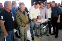 Governador Carlos Massa Ratinho Junior assina contrato de bonificação para seis prefeituras da região Noroeste
  Foto: Divulgação/Sanepar