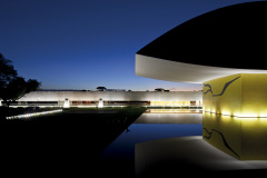 O Museu Oscar Niemeyer oferece nesta quarta-feira (22) – dia da semana em que a entrada é sempre gratuita – atividades artísticas para seus visitantes. Foto: Leonardo Finotti/MON