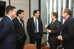 O governador Carlos Massa Ratinho Junior realizou nesta terça-feira (21) o segundo encontro com a bancada do Paraná em Brasília. Os três senadores e deputados federais participaram da reunião que aconteceu logo após o Paraná Day, evento organizado pelo Governo do Estado para apresentar oportunidades de negócios a diplomatas e empresários. Foto: Rodrigo Feliz Leal/ANPr