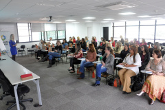 Empreendedoras participantes do Clube da Alice, um grupo de interesse criado em redes sociais em Curitiba que conta com cerca de 540 mil mulheres, assistiram a palestras no auditório da Fomento Paraná nesta terça-feira (21). Entre os assuntos apresentados, orientações sobre as linhas de baixo custo da instituição e dicas de como melhorar a presença nas mídias sociais. Foto: Wagner Vaneski/Fomento Paraná