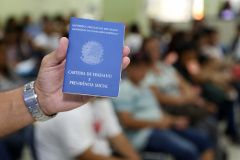 As Agências do Trabalhador do Paraná serão responsáveis por intermediar parte das vagas de emprego que devem ser abertas com a ampliação da fábrica da Klabin em Ortigueira, nos Campos Gerais. A previsão é que sejam criados até 11 mil postos de trabalho no pico da obra. As contratações serão, preferencialmente, de moradores da própria região.Foto: José Fernando Ogura/ANPr