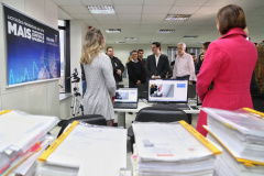 O governador Carlos Massa Ratinho Junior afirmou nesta quinta-feira (23), na Secretaria de Administração e da Previdência, que as licitações ao vivo, regulamentadas por decreto assinado em abril, garantem mais transparência ao cidadão e também aos órgãos de controle, como Ministério Público, Tribunal de Contas e Assembleia Legislativa