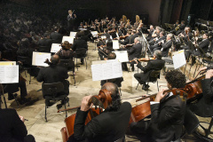 Concerto da Orquestra Sinfônica do Paraná (OSP), no Guairão, sob a regência do maestro titular, Stefan Geiger.  -  Foto: Kraw Penas/SEEC