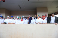 O governador Carlos Massa Ratinho Junior conheceu nesta sexta-feira (24) as novas instalações do abatedouro de Aves da Unitá, em Ubiratã, na Região Centro-Oeste do Paraná. As obras de ampliação do frigorífico, uma parceria entre as cooperativas Copacol, Cooperflora e Coagru, ficaram prontas no início deste ano e contaram com um investimento de R$ 330 milhões. Foto: Geraldo Bubniak/ANPr