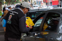 Uma grande mobilização de conscientização sobre segurança no trânsito foi desencadeada pela Polícia Militar nesta segunda-feira (27), Dia Estadual de Prevenção a Acidentes de Trânsito, por conta das atividades educativas da campanha Maio Amarelo. As equipes policiais abordaram motoristas, pedestres e ciclista, com apoio de voluntários de entidades e órgãos ligados ao trânsito nas principais cidades do Paraná.  Curitiba, 27/05/2019  -  Foto: Soldado Amanda Morais