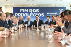 A Proposta de Emenda à Constituição (PEC) que põe fim à aposentadoria vitalícia de governadores, enviada no início do ano à Assembleia Legislativa pelo governador Carlos Massa Ratinho Junior, foi promulgada nesta quarta-feira (29), em solenidade no Palácio Iguaçu.  -  Curitiba, 29/05/2019  -  Foto: Rodrigo Félix Leal/ANPr