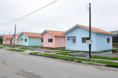 Dezessete famílias de Paranaguá receberam nesta quarta-feira (29) as chaves da casa própria. A partir de agora elas residem no Moradias Porto Seguro I, empreendimento que recebeu cerca de R$ 1,2 milhão de investimento, recursos financiados pelo Governo do Estado, por meio da Companhia de Habitação do Paraná (Cohapar). Foto:Bianca Breus / Cohapar