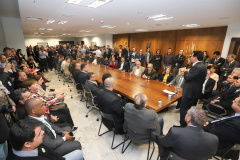O governador Carlos Massa Ratinho Junior e o secretário Beto Preto assinaram nesta segunda-feira (3) a liberação de R$ 20 milhões para 19 consórcios intermunicipais de saúde. Os benefícios vão chegar a 335 municípios do Estado. No mesmo ato, eles autorizaram a licitação das obras do Centro de Especialidades de Jacarezinho, no Norte Pioneiro, no valor de R$ 9,1 milhões.  -  Curitiba, 03/06/2019  -  Foto: Rodrigo Félix Leal/ANPr