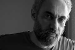 O convidado de junho do projeto Um Escritor na Biblioteca é João Anzanello Carrascoza. O bate-papo, com mediação do jornalista Yuri Al?Hanati, acontece no dia 11, às 19h, no auditório da Biblioteca Pública do Paraná. A entrada é gratuita e a BPP emite certificado de participação, que vale como horas complementares para fins acadêmicos. Até o final do ano, outros quatro autores participam do evento. Foto: Divulgação/BPP