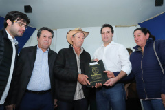 Cinquenta e seis famílias de produtores rurais ocupantes de terras pertencentes ao Estado (devolutas) em Pitanga e Boa Ventura do São Roque, no Centro do Paraná, receberam nesta sexta-feira (7) os títulos de propriedade de seus imóveis. Aguardado há anos pelas famílias, o documento de regularização das terras foi entregue em encontro com o governador Carlos Massa Ratinho Junior, realizado em Pitanga. Foto: Rodrigo Felix Leal/ANPr