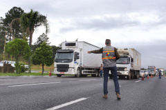 O balanço da Operação Integrada promovida pela Receita Estadual no fim de maio resultou em R$ 1,4 milhão em autos de infração. Autopeças, pneus e material de construção foram os principais itens identificados com alguma irregularidade tributária, representando 34,58% e um prejuízo para o Estado que chegaria a R$ 463 mil. Foto: José Fernando Ogura/ANPr - 