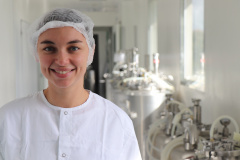 Dissertação de mestrado desenvolvida por uma farmacêutica do Instituto de Tecnologia do Paraná (Tecpar) busca reduzir o prazo e o custo para a produção da vacina antirrábica, patenteada recentemente pelo instituto. O estudo desenvolvido pela analista de biotecnologia industrial Beatriz Lourenço Correia Moreira propõe a realização de ensaio in vitro na etapa do controle interno da vacina, evitando a utilização de animais.  -  Curitiba, 11/06/2019  -  Foto: Divulgação Tecpar