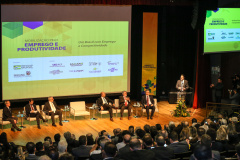 O governador Carlos Massa Ratinho Junior participou nesta quinta-feira (13), no auditório da Federação das Indústrias do Estado do Paraná (Fiep), do lançamento do programa Mobilização pelo Emprego e Produtividade para Todos.  -  Curitiba, 13/11/2019  -  Foto: Geraldo Bubniak/ANPr