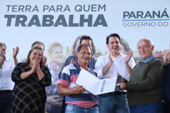 Governador Carlos Massa Ratinho Junior, durante solenidade realizada no município de Quitandinha, na Região Metropolitana de Curitiba, entregou títulos de regularização fundiária para 59 pequenos produtores rurais e confirmou recursos para a prefeitura adquirir equipamento rodoviário e veículo para uso na administração  -  Quitandinha, 13/06/2019  -  Foto: Rodrigo Félix Leal/ANPr