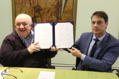 Saneamento avança em Curitiba após novo contrato com a Sanepar. Na foto, Greca e Stabile mostram assinatura do termo de entendimento para realização de Congresso de Engenharia  -  Curitiba, 13/06/2019  -  Foto: Divulgação Sanepar