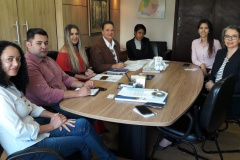 A equipe da Divisão de Resíduos Sólidos da Secretaria de Estado do Desenvolvimento Sustentável e do Turismo recebeu hoje (14) representantes da empresa Tetra Pak, responsável pelas embalagens cartonadas longa vida. O objetivo do encontro é firmar uma parceria para a realização da logística reversa das embalagens longa vida, dando a destinação correta a elas, consequentemente gerando renda e empregos ao Estado.  -  Curitiba, 14/06/2019  -  Foto: Divulgação SEDEST