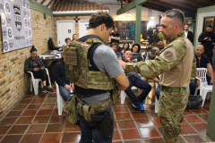 A Polícia Civil do Paraná promoveu na sexta-feira (14) a primeira edição do Curso de Orientação à Imprensa em Áreas de Conflito Armado, em Curitiba. Noções básicas sobre procedimentos policiais em locais de crime, atendimento pré-hospitalar de combate e instrução de tiro foram algumas das disciplinas ministradas no treinamento, que reuniu 20 jornalistas de veículos de comunicação paranaenses.  Curitiba, 17/06/2019  -  Foto: Divulgação Polícia Civil