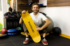 Instrutores de Pilates, fisioterapeutas e personal trainers estão utilizando um novo equipamento para tratar pacientes lesionados e propor exercícios de equilíbrio e concentração. Trata-se de uma prancha de equilíbrio criada pelo empresário curitibano André Guetter Camargo, que a desenvolveu com o apoio do Instituto de Tecnologia do Paraná (Tecpar). Foto: Tecpar