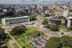 As repartições públicas estaduais terão escala especial de funcionamento no feriado do Corpus Christi. Além da quinta-feira (20), o Governo do Estado estabeleceu como ponto facultativo a sexta-feira (21). A medida não abrange serviços que não admitem paralisação, como hospitais e delegacias.   -  Foto: José Fernando Ogura/ANPr