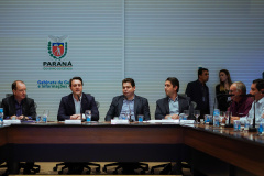 O governador Massa Ratinho Junior recebeu nesta terça-feira (18) chefes de núcleos das regiões de Apucarana, Maringá e Ivaiporã. Foi o segundo encontro de representantes das diversas áreas do governo no Interior com o objetivo de ampliar a integração e alinhar informações sobre programas, ações e resultados dos primeiros meses de gestão.  -  Curitiba, 18/06/2019  -  Foto: Guilherme Flores/Casa Civil