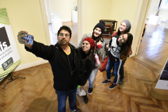Para celebrar o 326º aniversário da capital paranaense, o Museu da Imagem e do Som do Paraná (MIS-PR) promove até 30 de junho a exposição "Revisitando Curitiba", com uma seleção de 28 imagens do acervo da instituição que retratam o cotidiano da cidade e suas transformações em várias épocas. O conceito da mostra também incluiu visitas guiadas pelo Centro, que mostram aos participantes logradouros e espaços públicos vistos nas fotografias expostas. Foto: Kraw Penas/SECC