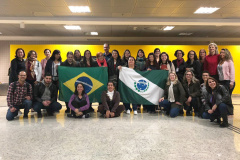48 professores de Língua Inglesa da rede estadual de ensino embarcaram nessa semana para os Estados Unidos. Eles foram selecionados para participar de curso intensivo de seis semanas em universidades do país, por meio do Programa de Desenvolvimento Profissional para Professores de inglês nos EUA (PDPI/2019).  -  Curitiba, 28/06/2019  -  Foto: Divulgação SEED
