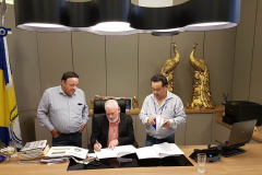  Prefeito Osmário assina  termo aditivo para levar água tratada para Gramadinho, com o deputado Bakri e o gerente Hanaoka  -  Foto: Sanepar