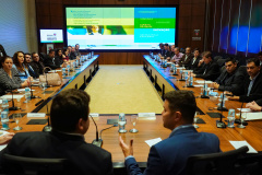 O Governo do Paraná promoveu nesta quarta-feira (03) a terceira reunião com chefes dos seus núcleos do interior, desta vez da região Oeste. Participaram mais de 30 representantes das diversas áreas do governo nas regiões de Cascavel, Toledo e Foz do Iguaçu. Os encontros mensais têm o objetivo de ampliar a integração e alinhar informações das lideranças do governo no interior do Estado. Foto: Guilherme Flores/ Casa Civil
