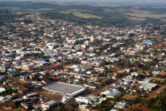 A Secretaria de Estado da Fazenda repassou, no primeiro semestre deste ano, R$ 3,7 bilhões para as 399 prefeituras do Paraná. Os depósitos são feitos a cada terça-feira e se referem à parte do ICMS (Imposto sobre Circulação de Mercadorias e Serviços) destinada constitucionalmente aos municípios.  -  Na imagem, o município de Laranjeiras do Sul  -  Foto: José Fernando Ogura/ANPr