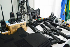 Unidades prisionais das regiões de Ponta Grossa e Guarapuava receberam armas e rádios comunicadores digitais. A entrega faz parte de um pacote de investimentos que somam R$ 22 milhões. O objetivo é equipar e modernizar o sistema prisional do Paraná.  -  Foto: Divulgação Depen