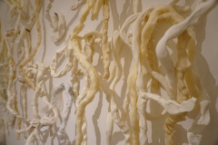 A artista paranaense Guita Soifer apresenta a sua exposição inédita, que poderá ser vista até o dia 25 de agosto, na Sala 10. ?Oferenda? é uma escultura contemporânea feita a partir de resina plástica que parece brotar da parede da sala expositiva, invadindo boa parte do espaço e provocando um efeito surrealista.  -  Curitiba, 09/07/2019  -  Foto: 
